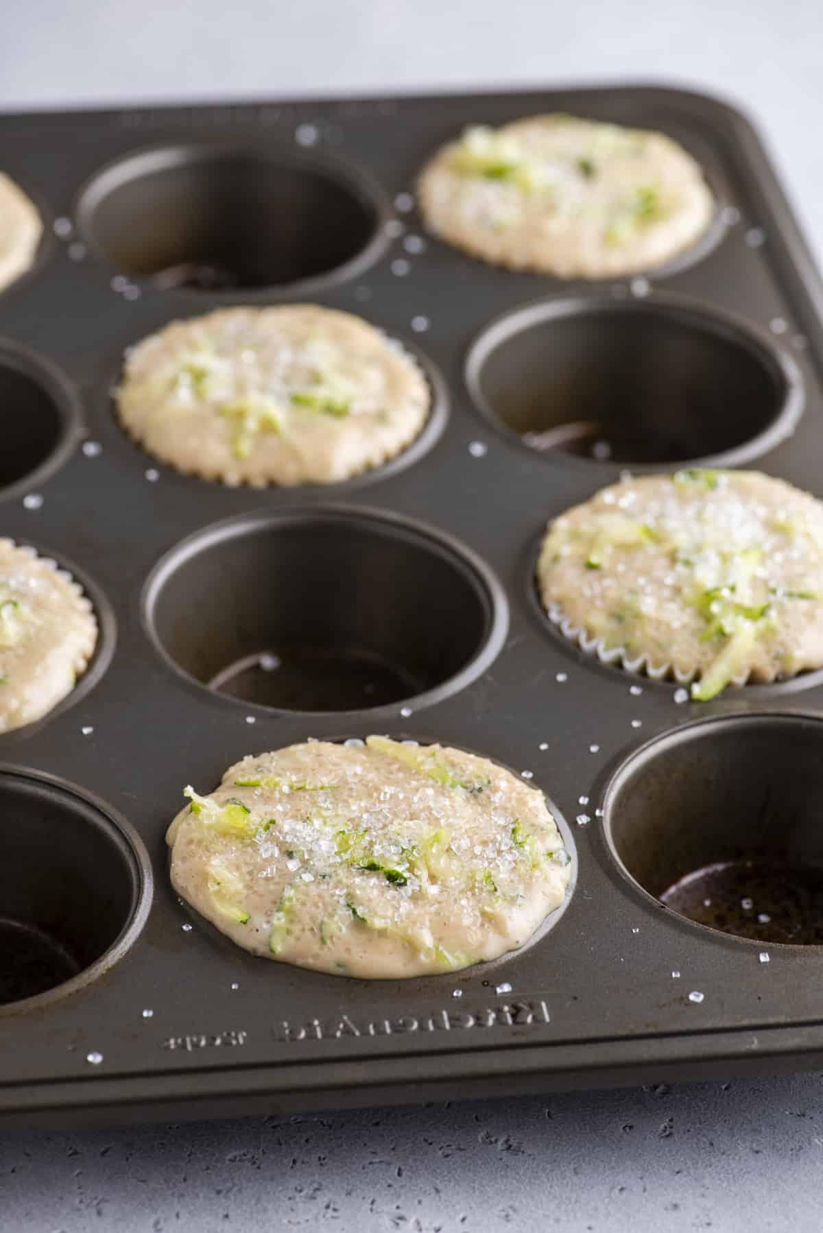 Migliori Muffin alle Zucchine 10 Impasto per muffin di zucchine in un vano muffin sì e uno no di una teglia per muffin
