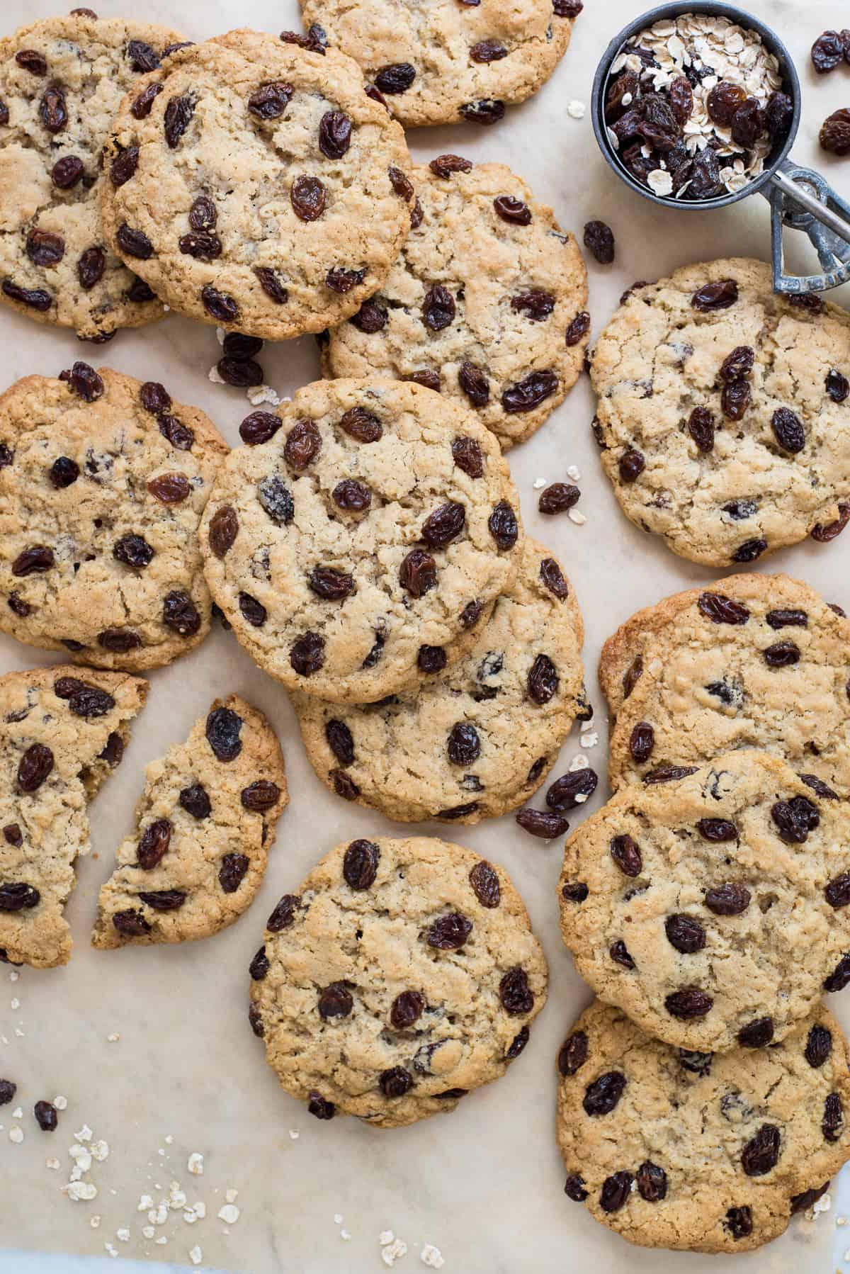 Biscotti avena e uvetta su carta forno marrone con uvetta e avena sparse intorno