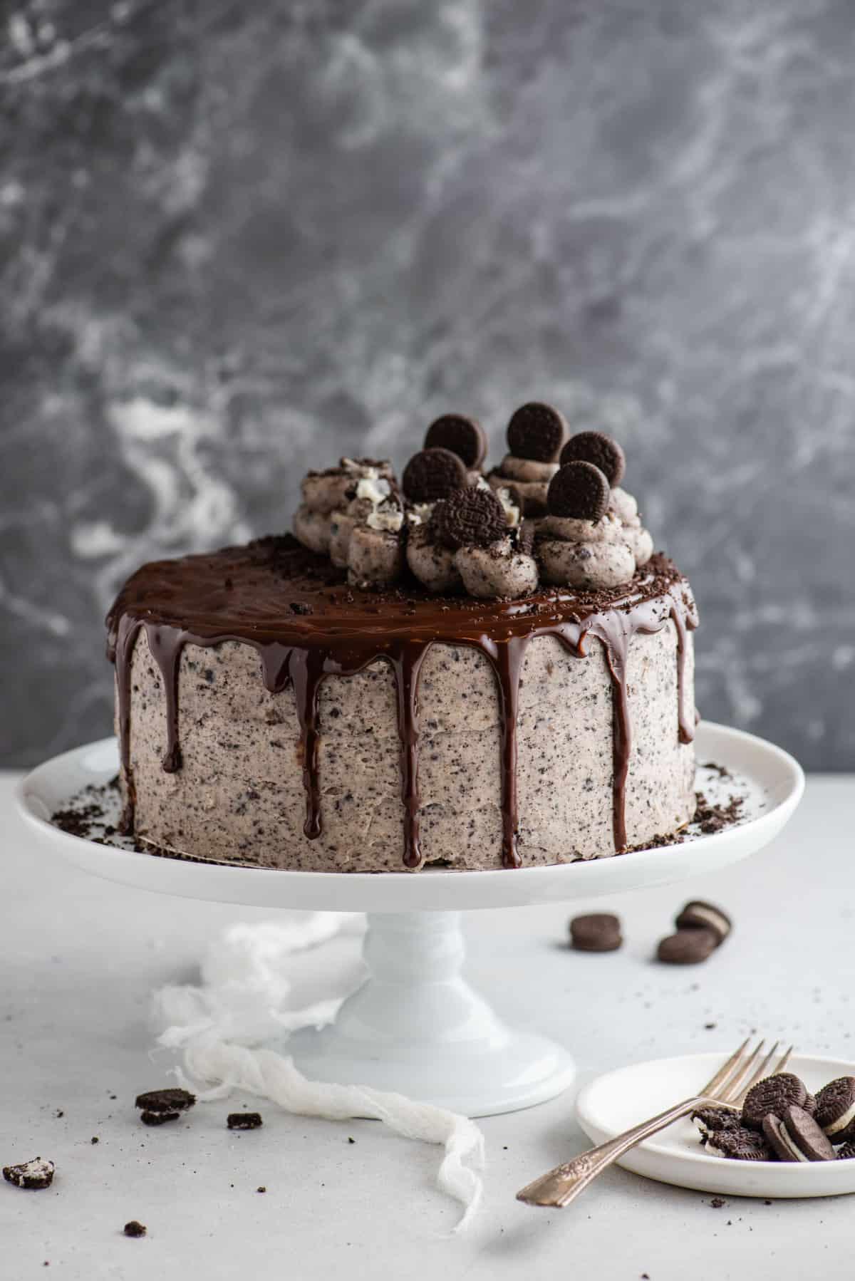 Torta Oreo intera su alzata per torte