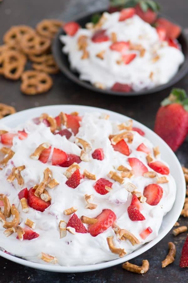 Insalata Dolce Fragole e Pretzel, un dessert fresco e cremoso con fragole mature e croccanti pretzel salati, ideale per un picnic estivo e pronta in soli 10 minuti.