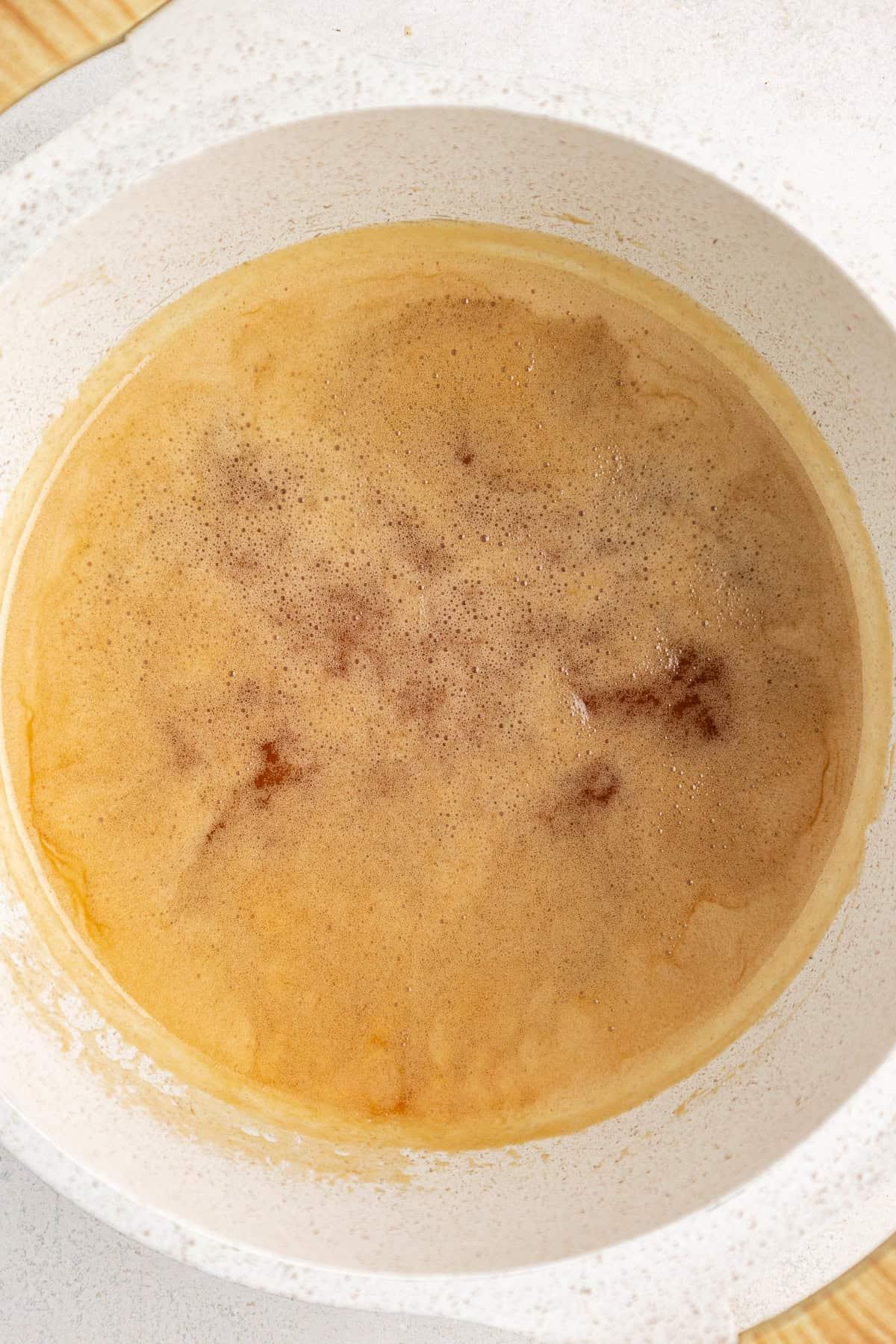 Miscela liquida per il ripieno di noci pecan in un pentolino