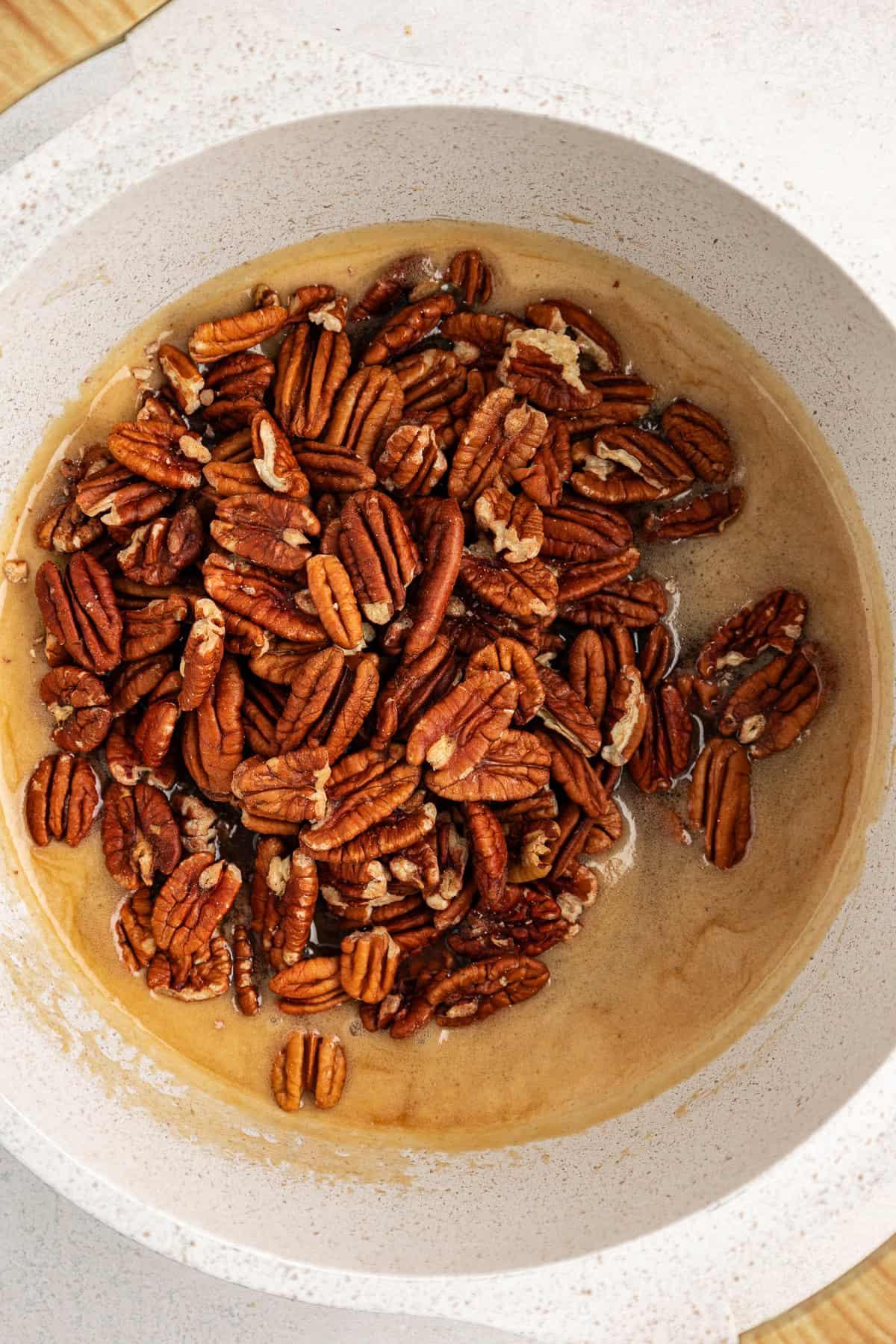 Ripieno di noci pecan in cottura in un pentolino