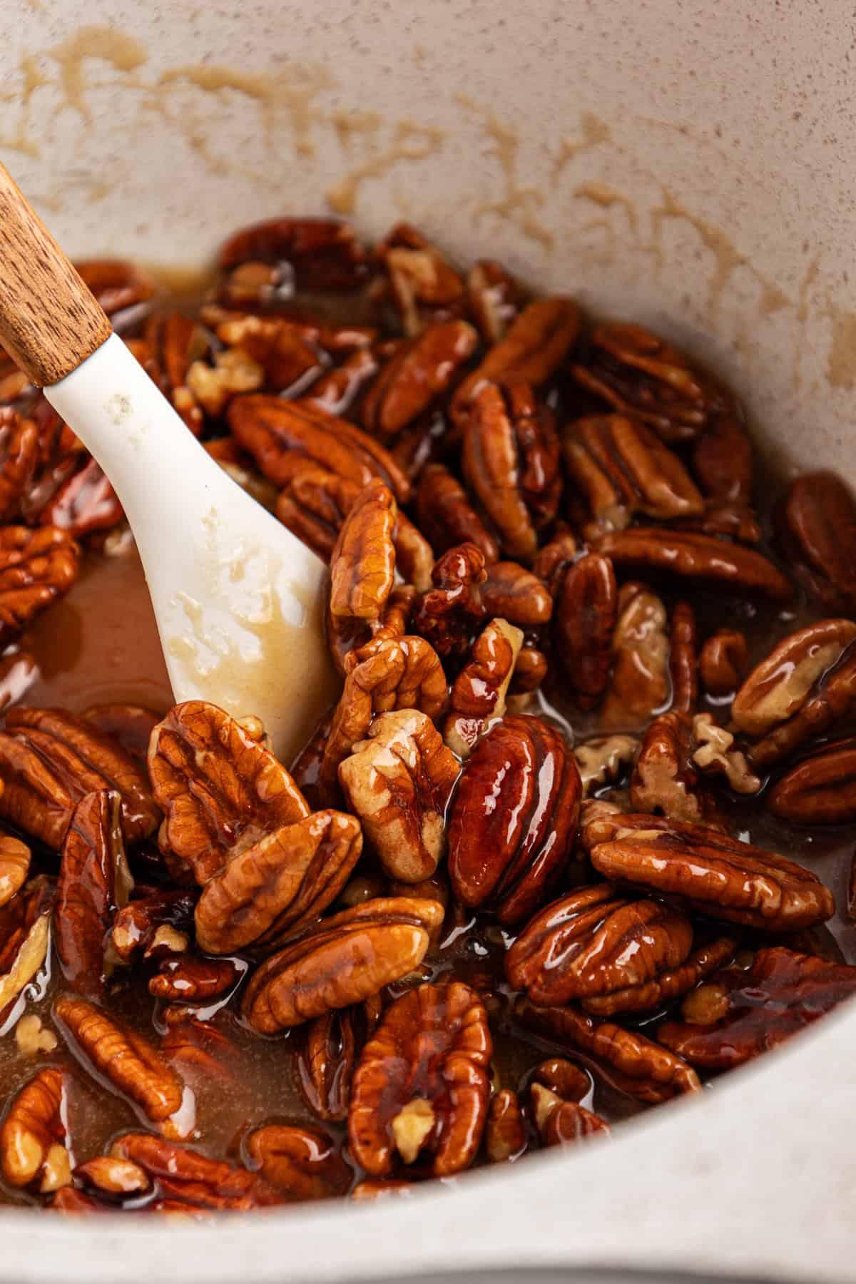 Ripieno di noci pecan mescolato in un pentolino