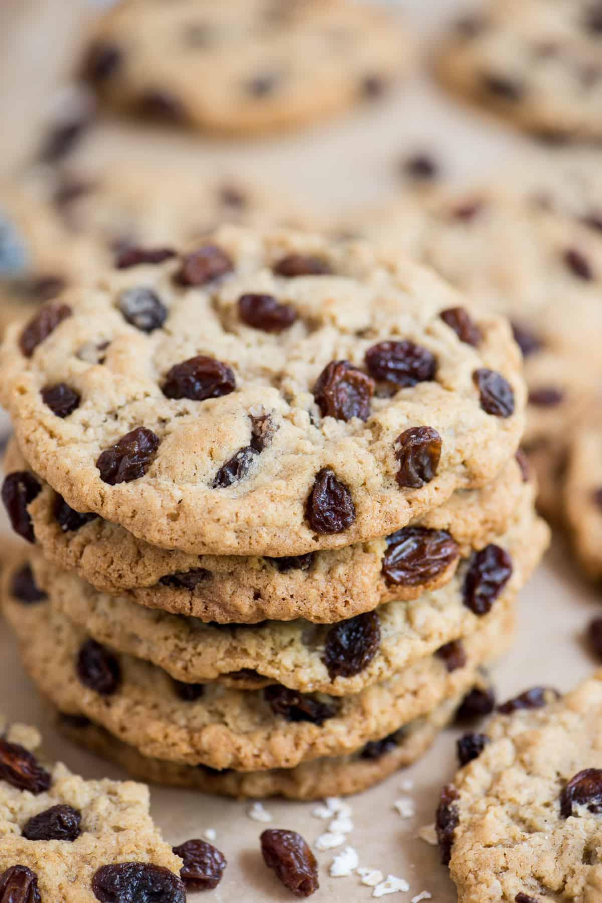 Pila di biscotti avena e uvetta su carta forno marrone