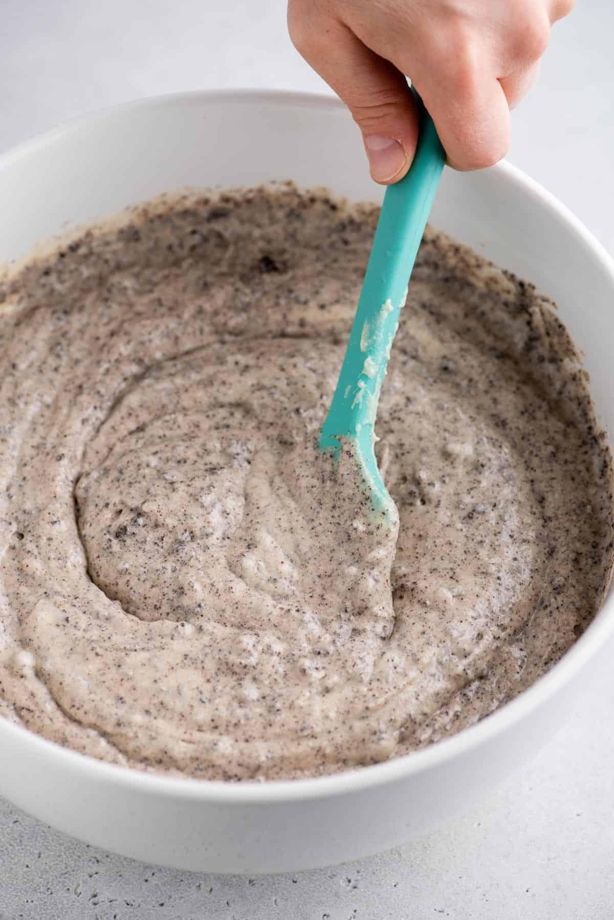 Miscelare l'impasto della torta Oreo in una grande ciotola