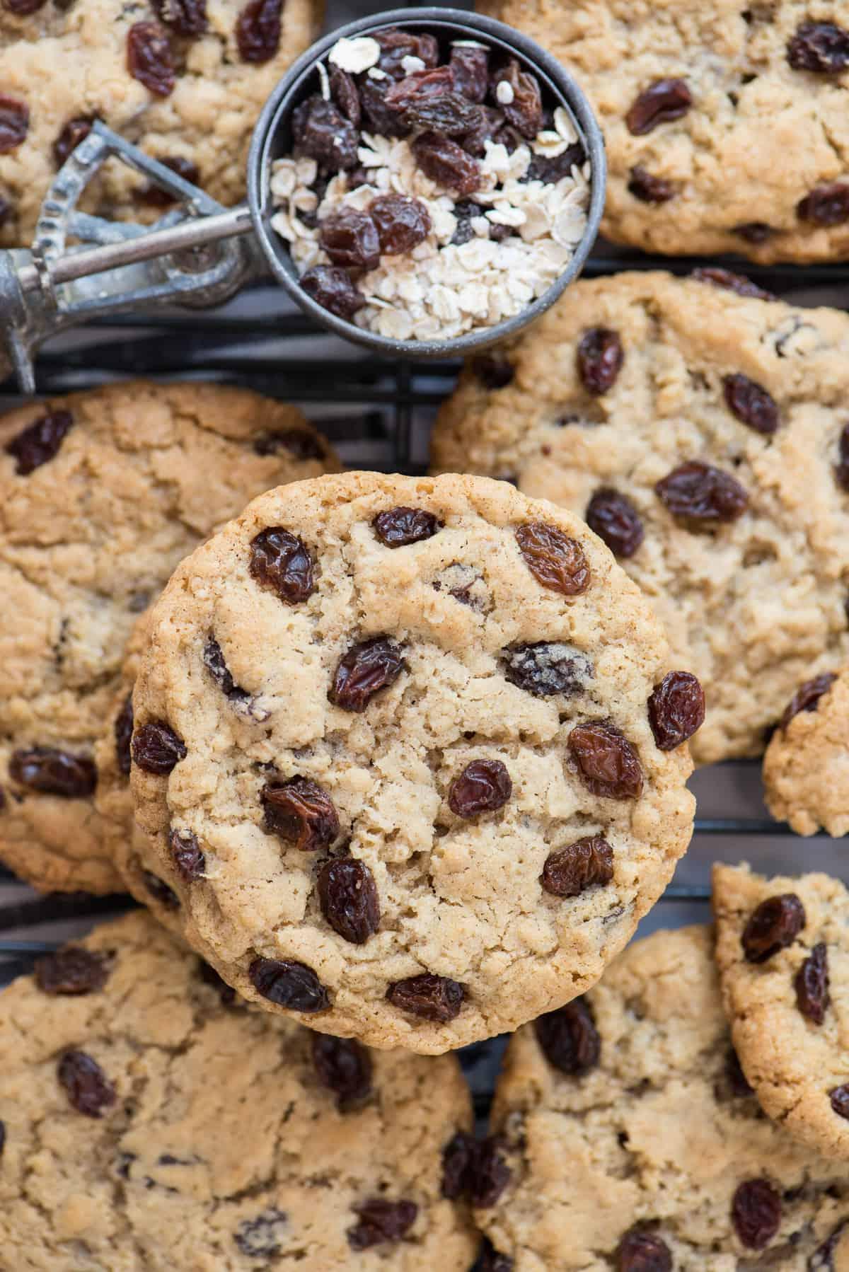 Biscotti avena e uvetta impilati uno sull'altro