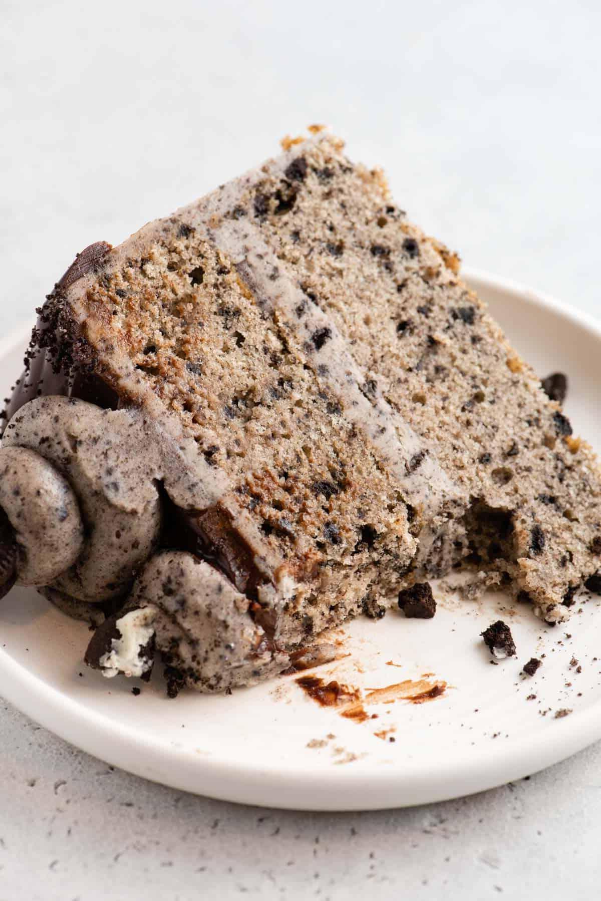 Fetta di torta Oreo su piatto, con parte mangiata
