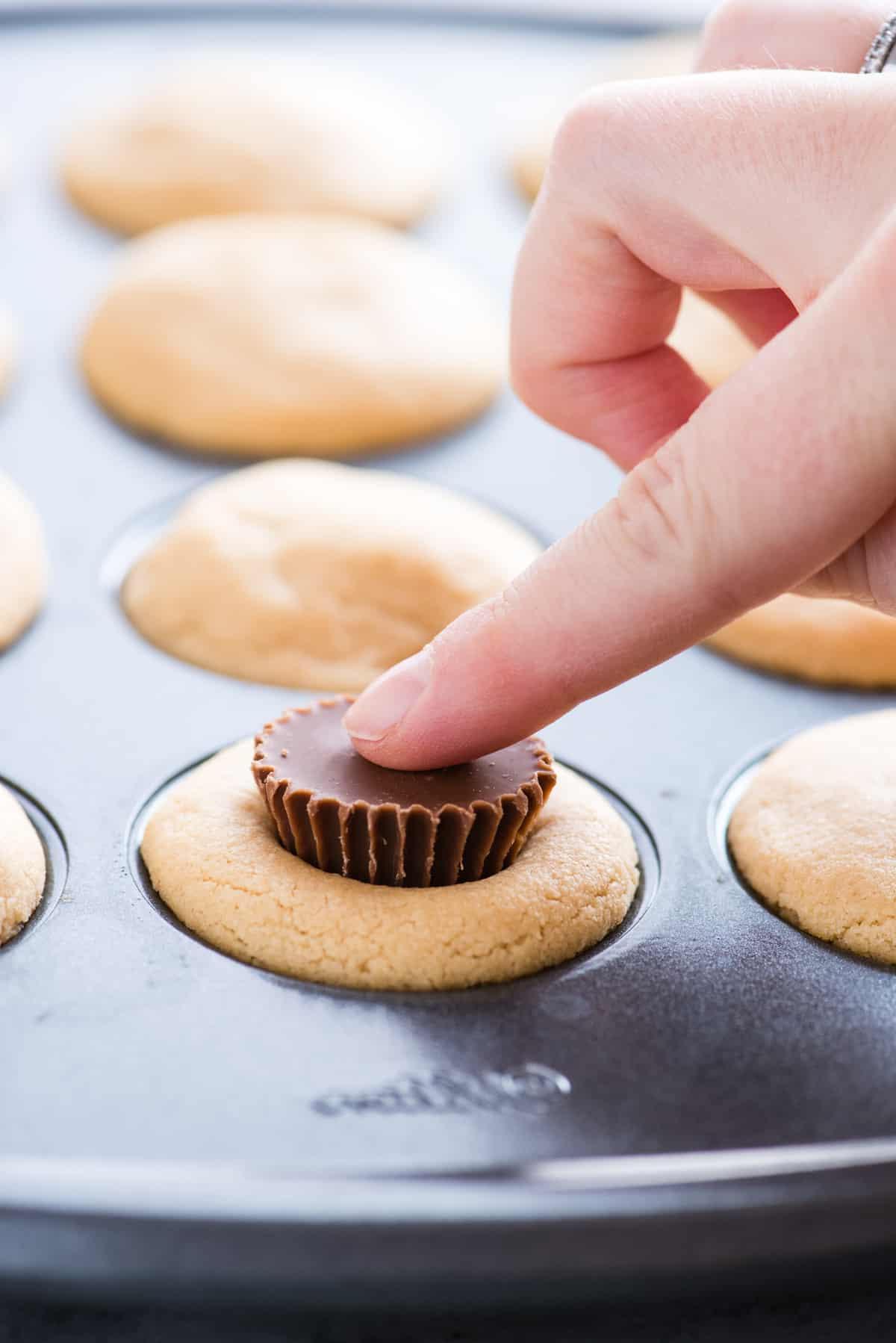 Biscotto al Burro d'Arachidi e Cioccolato 5 Biscotti pronti con Reese's al centro e impasto extra