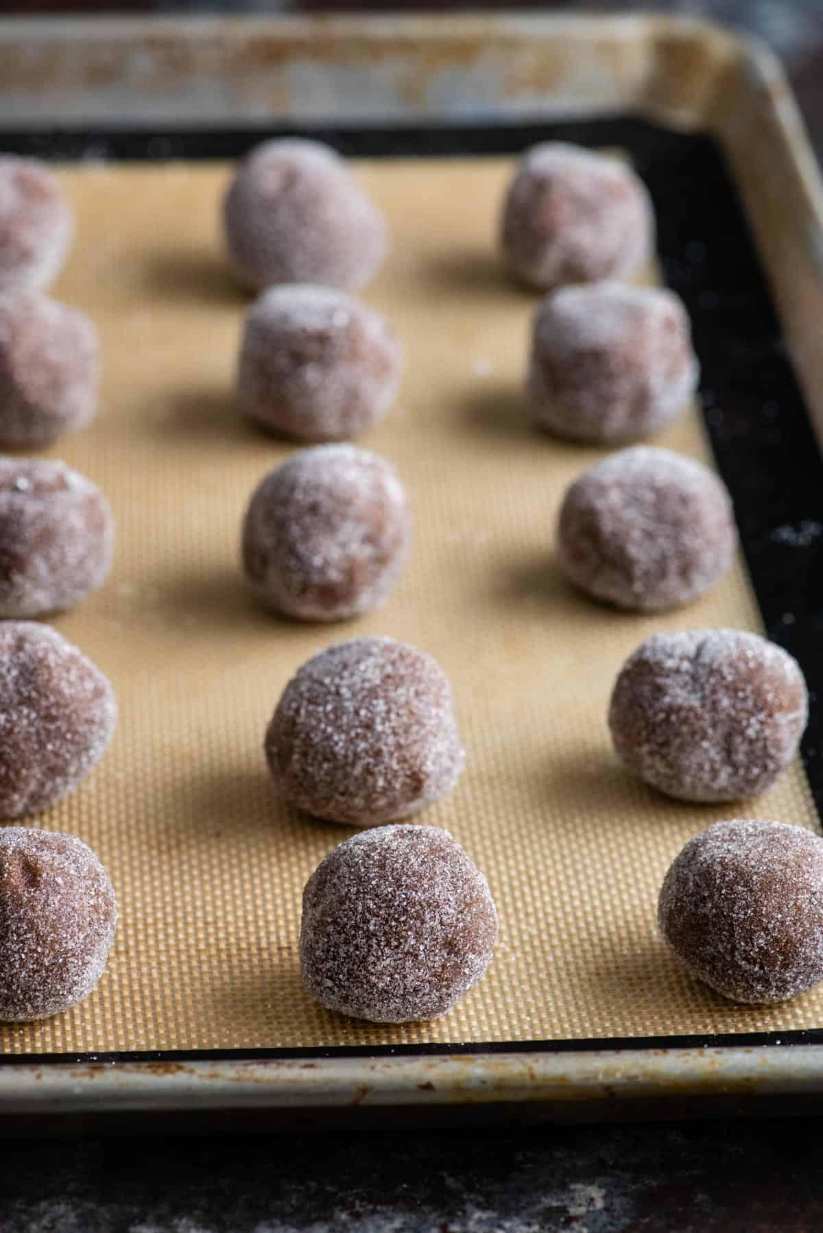 Palline di impasto di biscotti al cioccolato rotolate nello zucchero