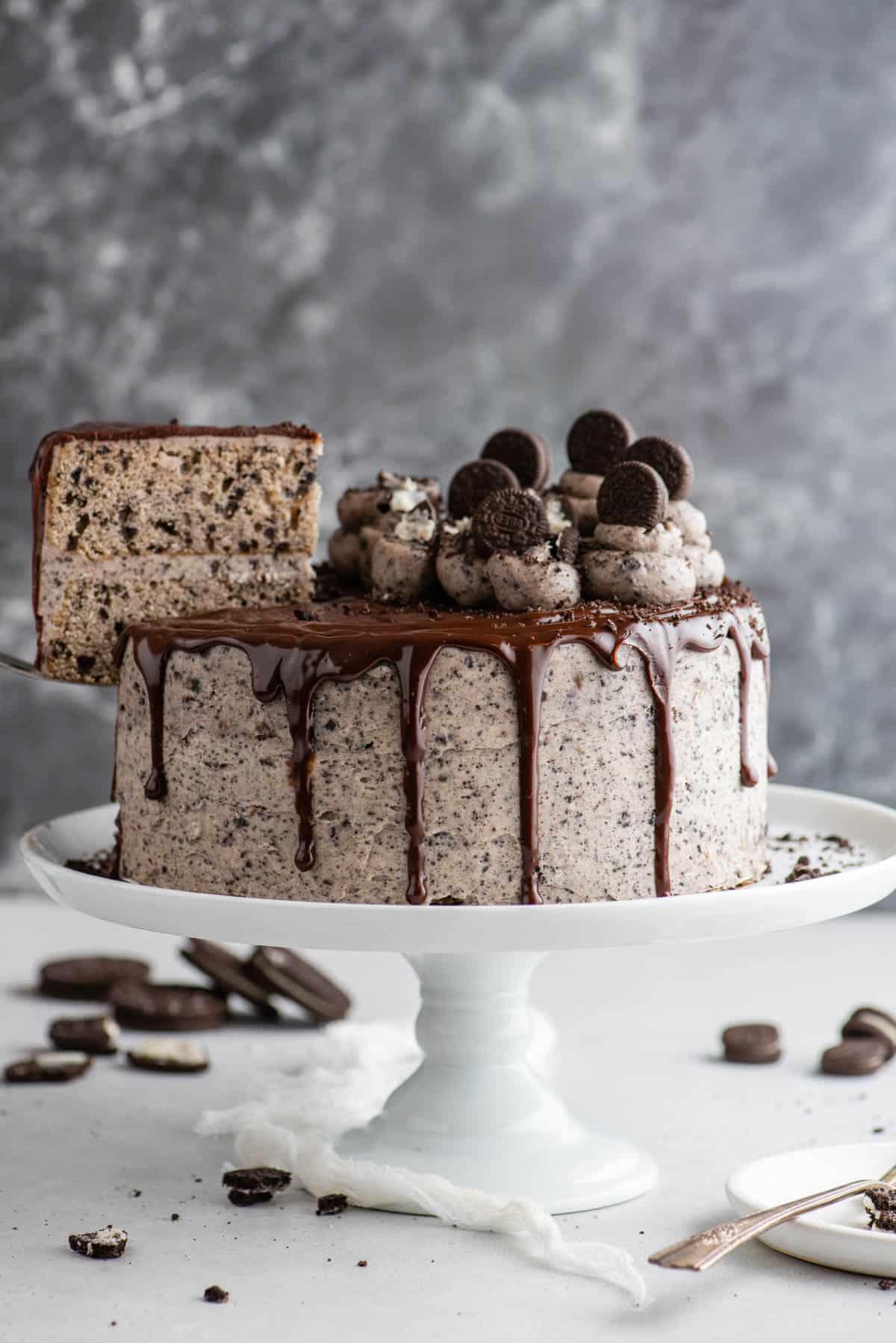 Torta Oreo intera su alzata per torte con fetta rimossa