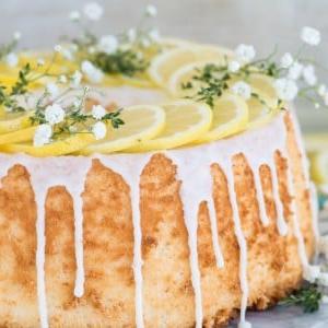 Torta Angel Food al limone appena tagliata su un piatto bianco