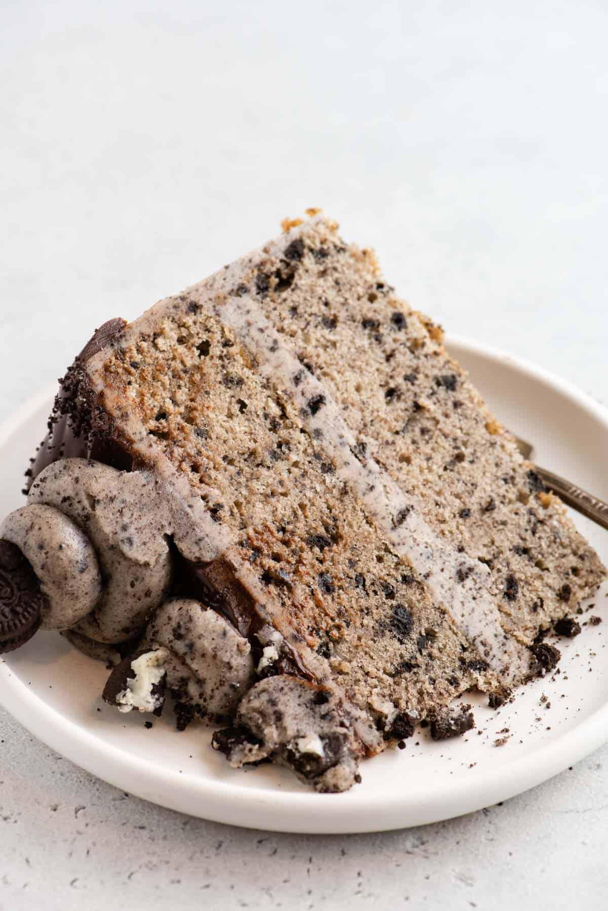 Fetta intera di torta Oreo su piatto
