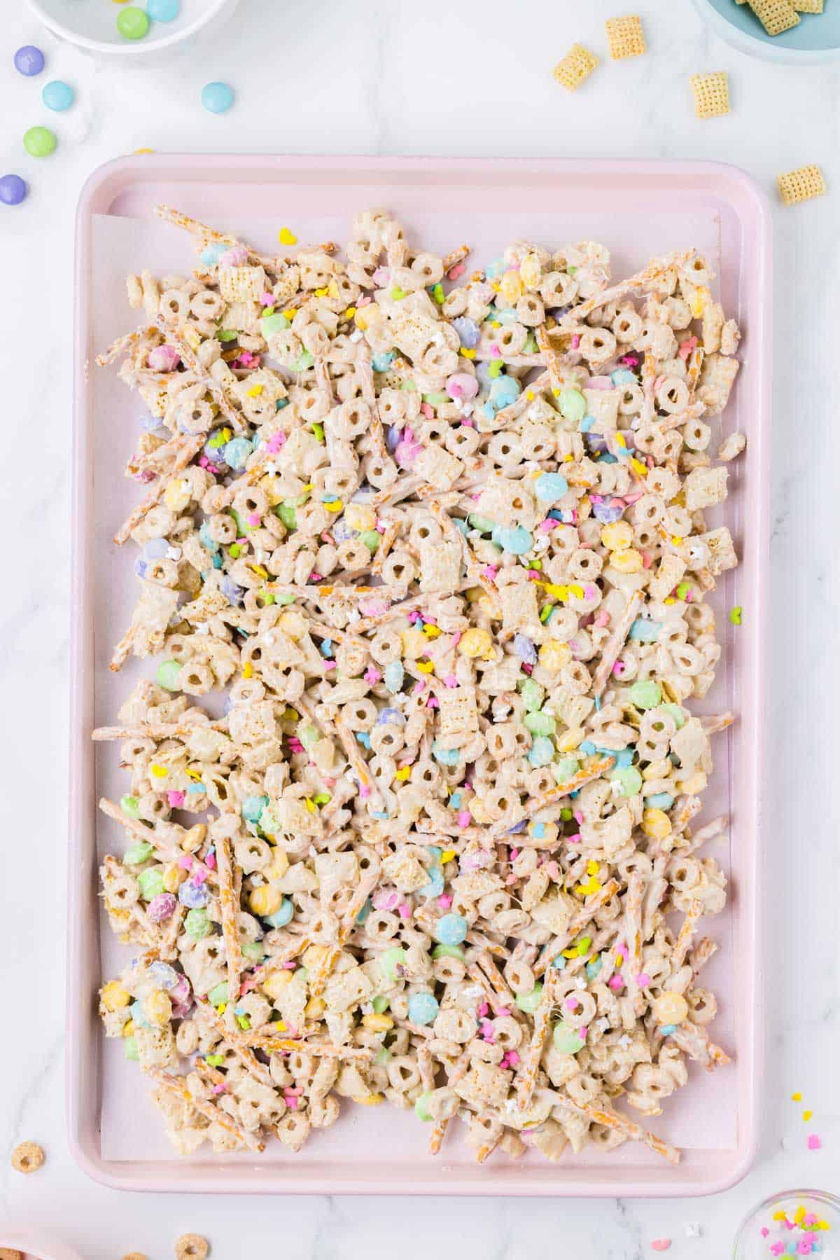 Snack mix 'Easter Bunny Bait' steso su una teglia rosa