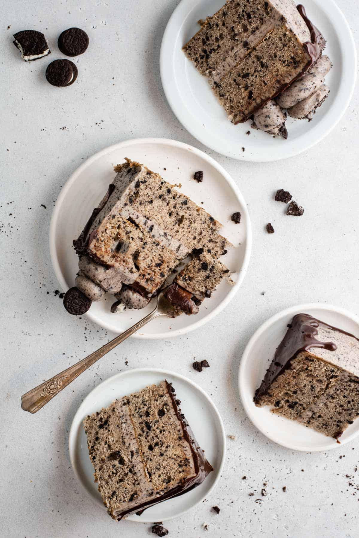 Vista dall'alto di 4 fette di torta Oreo su piatti