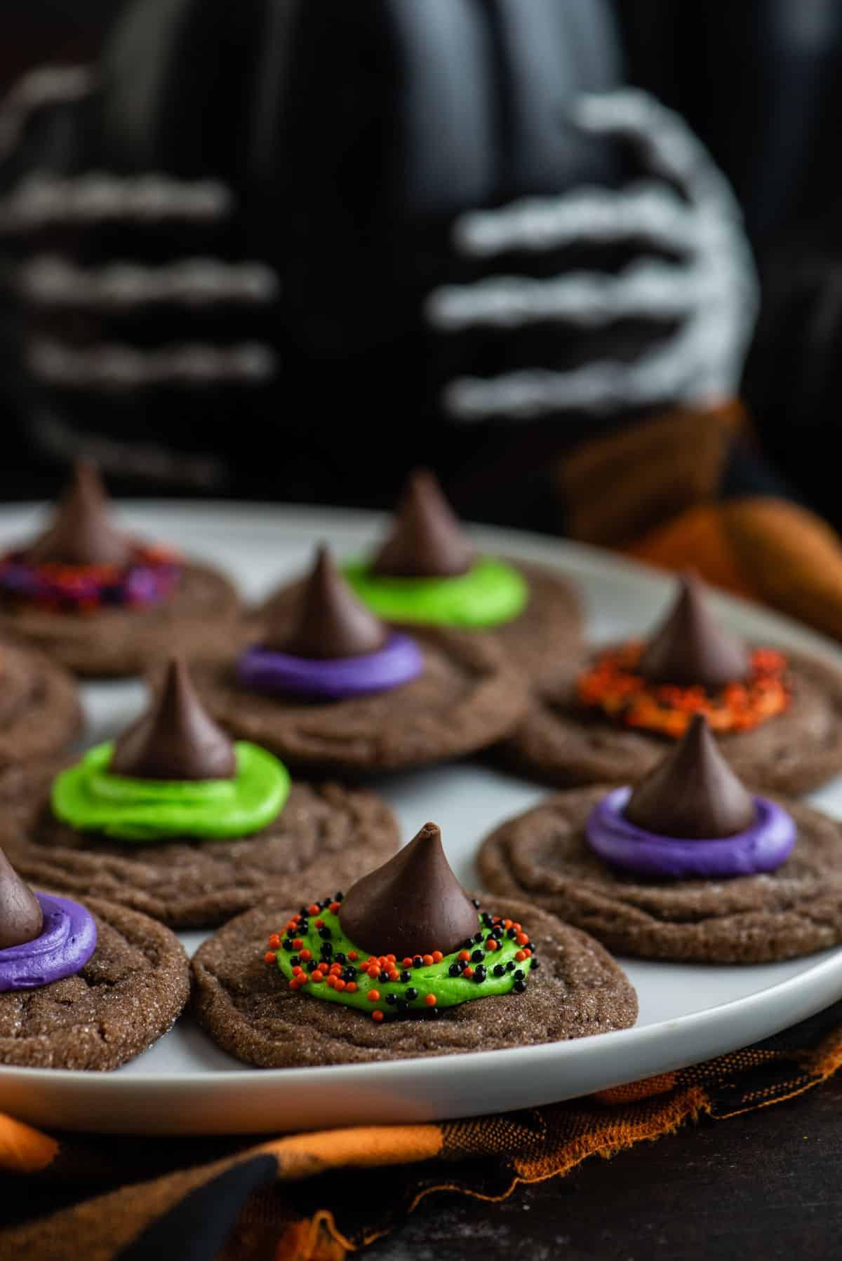Un piatto di biscotti a forma di cappello da strega
