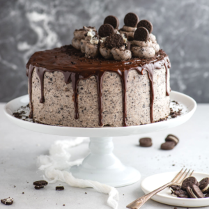 Torta Oreo intera su alzata per torte