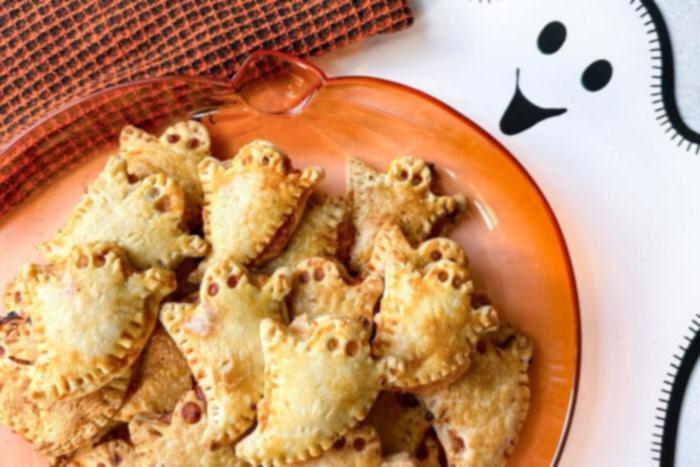 Συλλογή Συνταγών για το Χάλογουιν: Το Monster Mash 10 Σνακ πίτσας σε σχήμα φαντάσματος σε δίσκο κολοκύθας για το Halloween