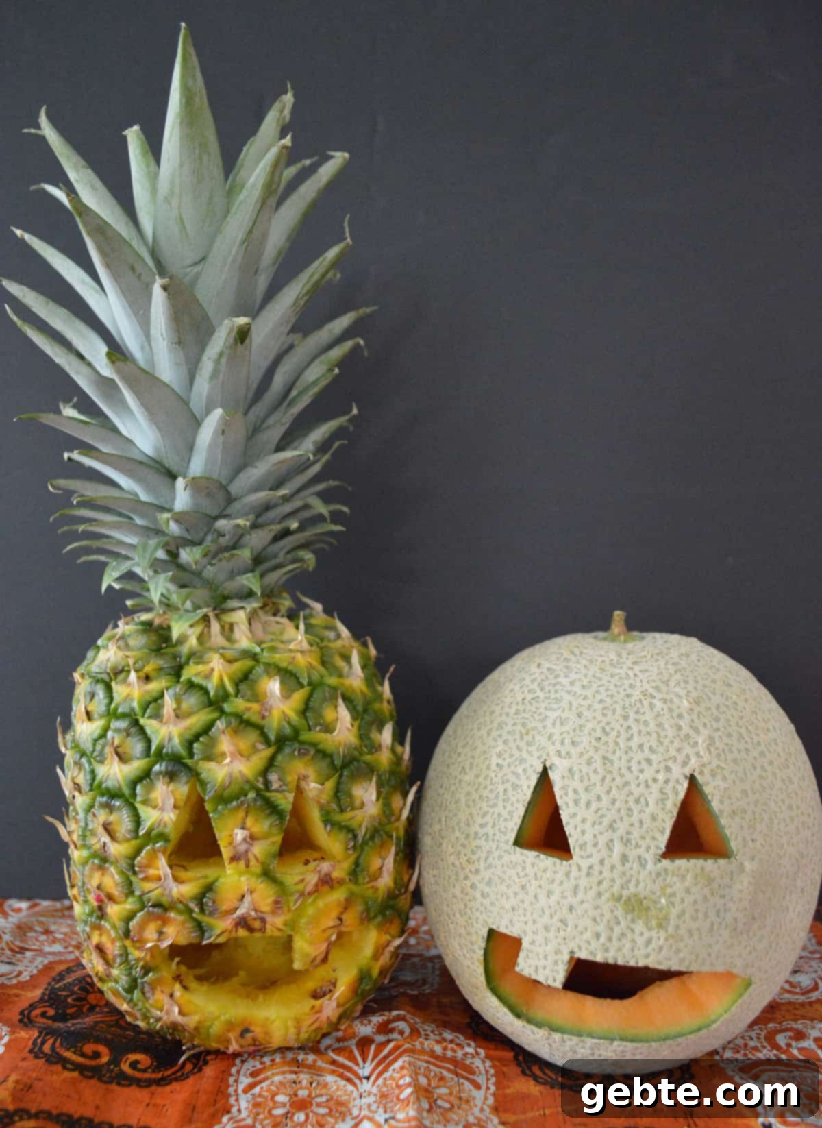 Σκαλισμένα Φρούτα και Λαχανικά για Halloween: Ανανάς και Πεπόνι για Διακόσμηση