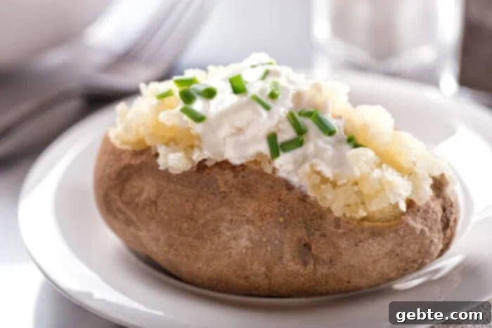 Αναβάθμισε την ψητή σου πατάτα 5 A delicious oven-baked potato with sour cream and chives.