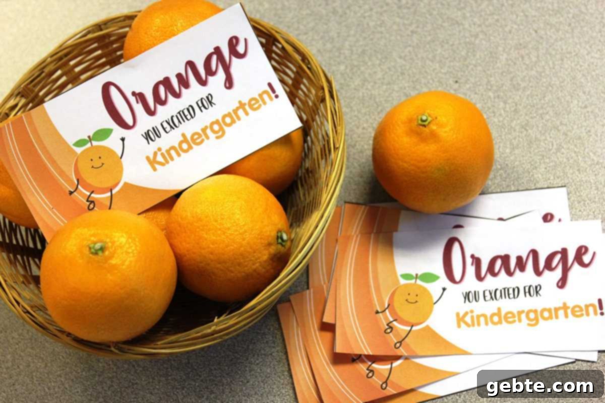 Πίνακας ανακοινώσεων 'Orange You Excited for Kindergarten?' και σταθμός υγιεινών σνακ για παιδιά δημοτικού.