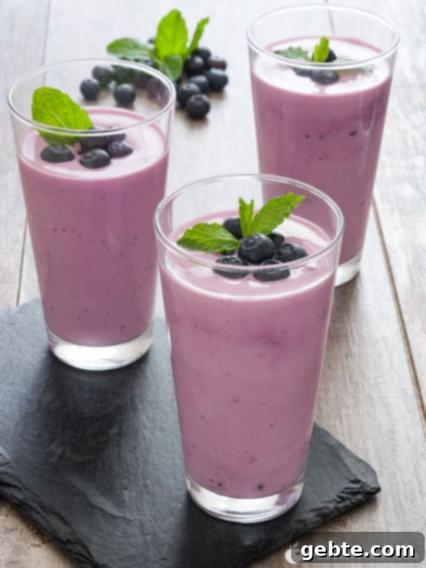 Smoothie μπανάνας, βατόμουρου και μάνγκο, ιδανικό για ένα γρήγορο και θρεπτικό πρωινό.