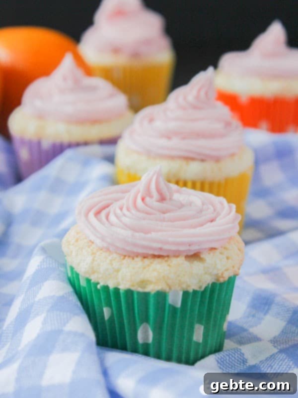 Cupcakes Angel Food με Γλάσο Κόκκινου Πορτοκαλιού, ένα ελαφρύ και φρουτώδες επιδόρπιο.
