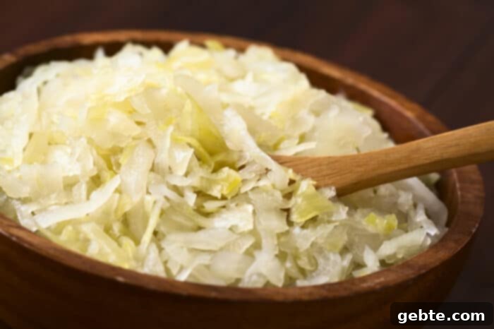 Φρέσκο λάχανο τουρσί (sauerkraut) σε ένα μπολ.