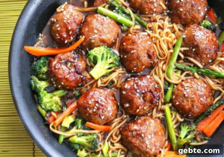 Κεφτεδάκια Κοτόπουλου με Σουσάμι και Lo Mein