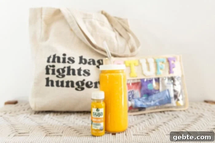 Suja Immunity Shot, με γεύση κουρκουμά και ανανά, δίπλα σε ένα ποτό χυμού πορτοκαλιού.