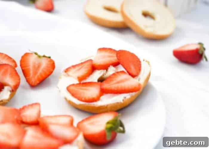 Πρωινά Χωρίς Αυγά 7 Bagel με φράουλες και κρέμα τυριού, μια ιδέα για πρωινό χωρίς αυγά
