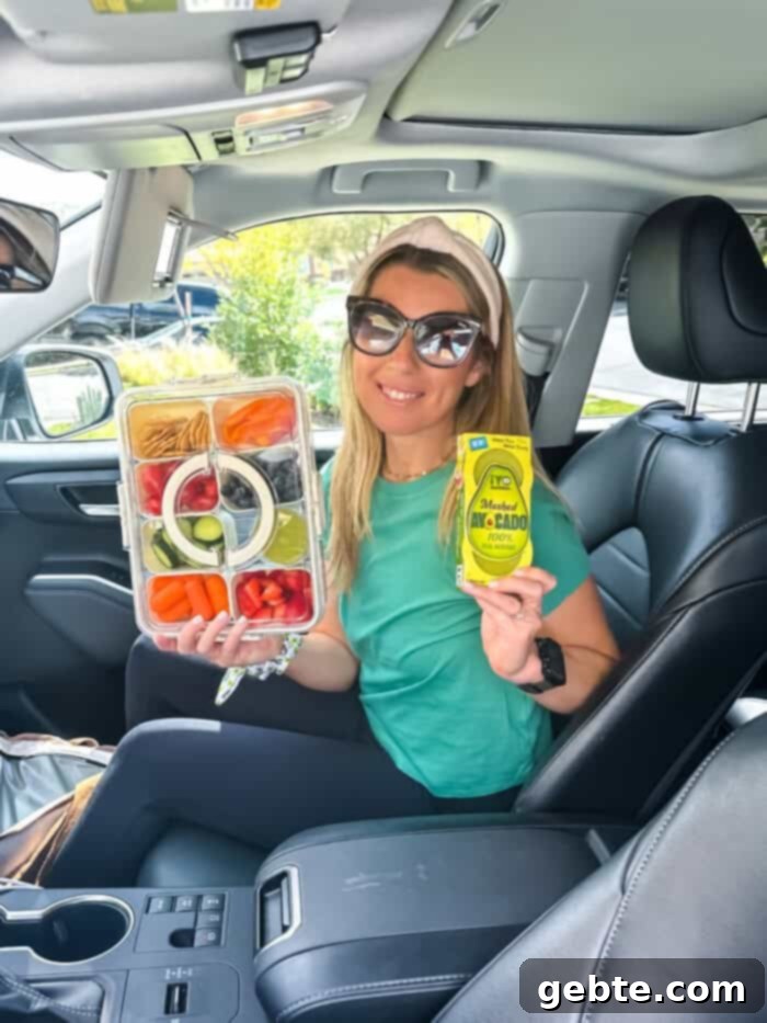 Ανοιξιάτικη Σνακοθήκη 3 Παιδί ανοίγει ένα Snackle Box γεμάτο υγιεινά σνακ για τις διακοπές άνοιξης.