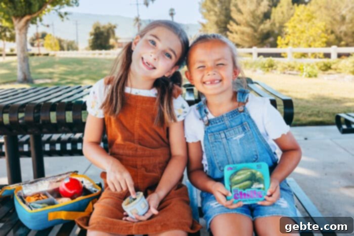 Παιδιά τρώνε Nature Fresh Farms Lil’ Chills™ μίνι αγγούρια ως σχολικό σνακ