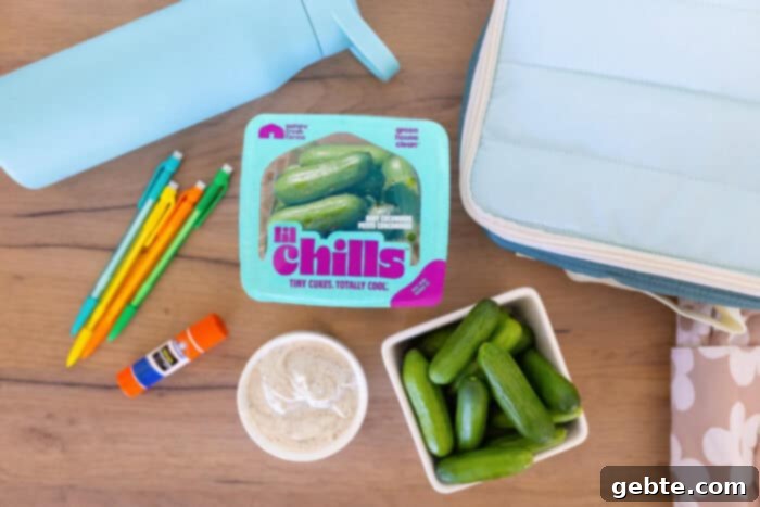 Παιδιά απολαμβάνουν Nature Fresh Farms Lil’ Chills™ μίνι αγγούρια με βούτημα