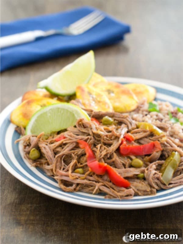 Υγιεινή Ropa Vieja σε slow cooker με ψητές μπανάνες plantain, ένα κλασικό κουβανέζικο πιάτο που βελτιώνεται με τον χρόνο.