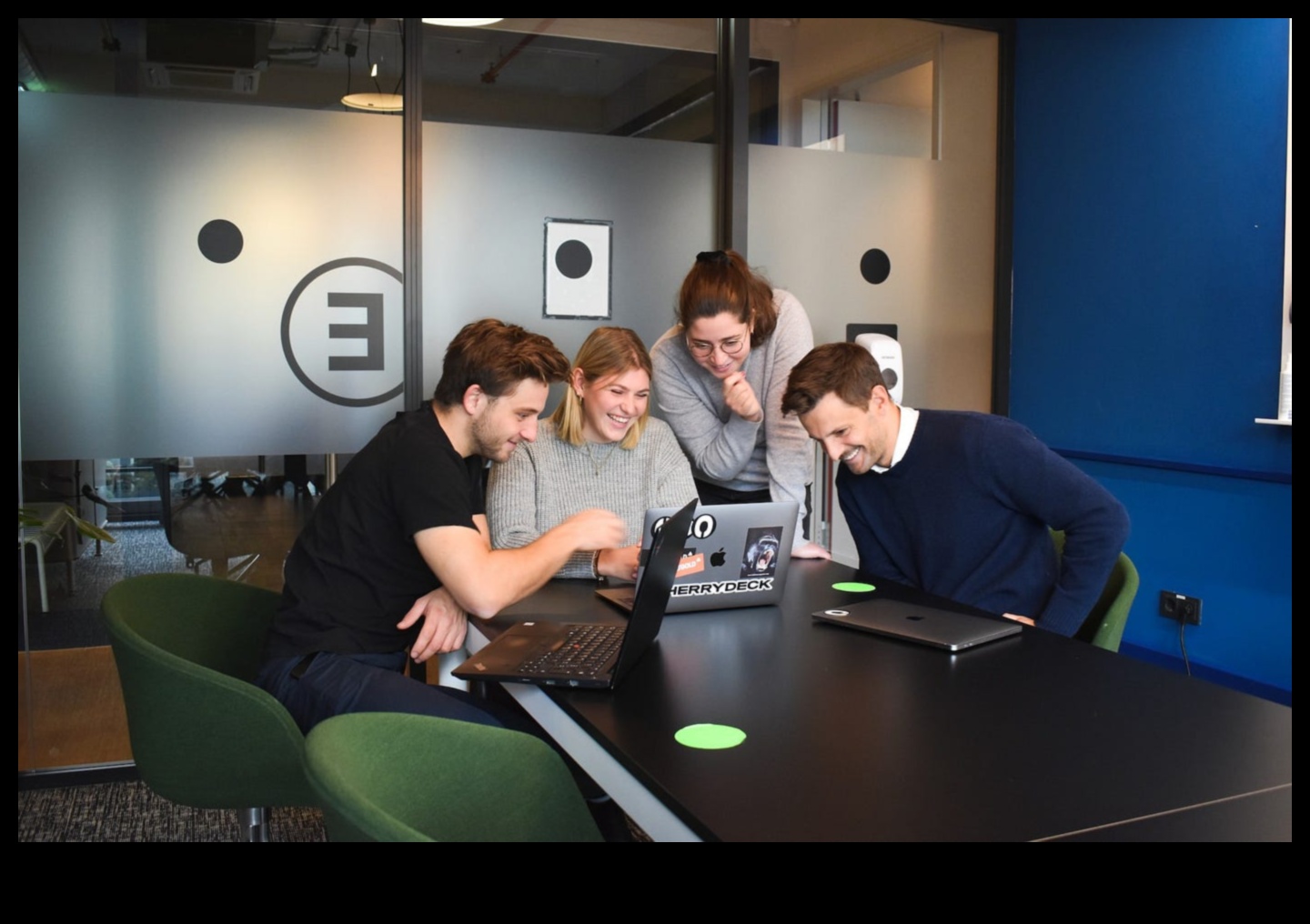 The Artful Pixel: Μια βαθιά κατάδυση στο Graphic Design