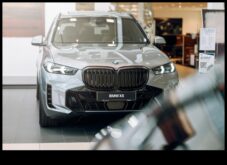 The Ultimate Experience Luxury Vehicles and Five-Star Travel Απολαύστε τα καλύτερα από τα καλύτερα με ένα πολυτελές αυτοκίνητο και ένα ξενοδοχείο πέντε αστέρων.