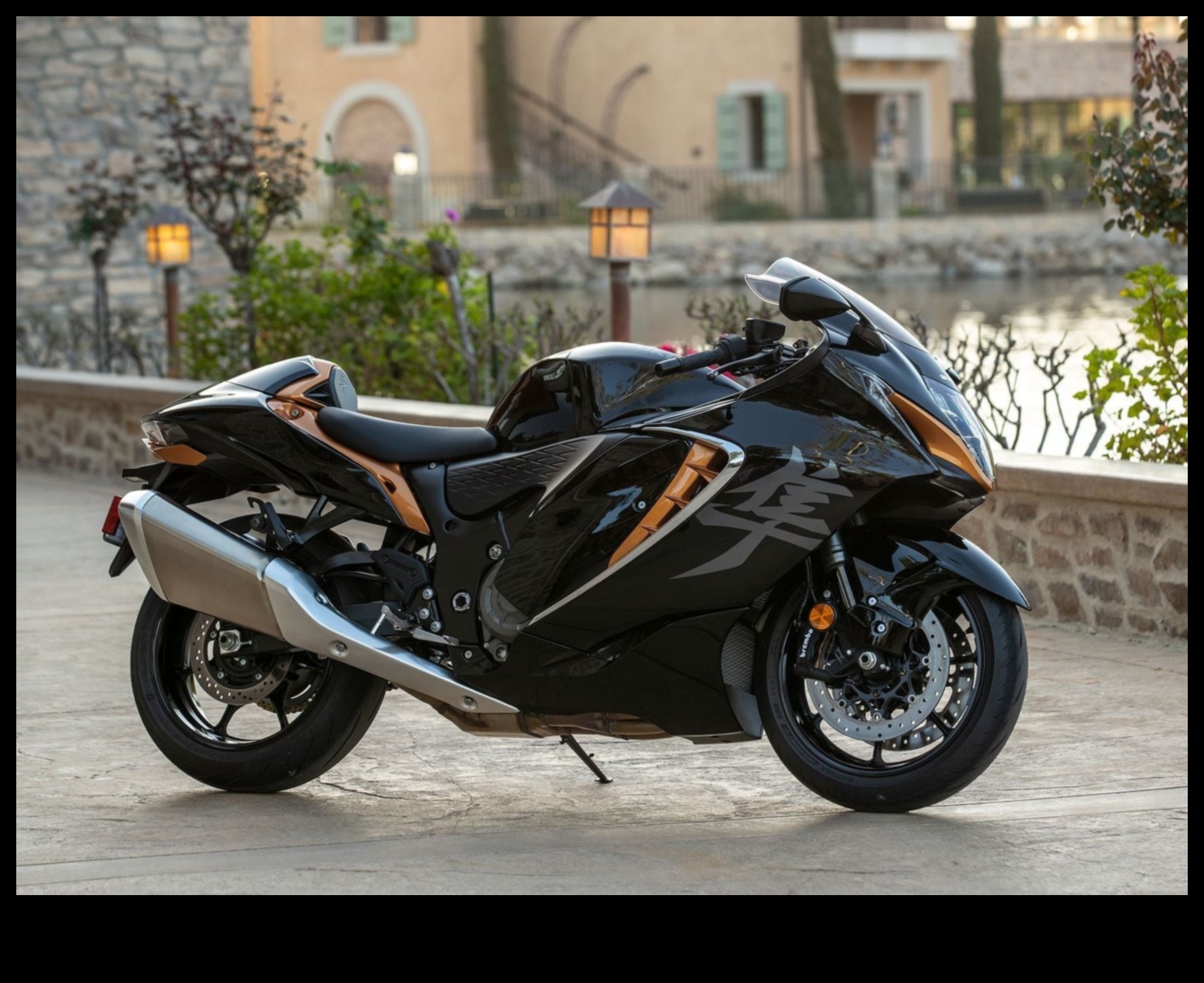 Εξερευνήστε τους δρόμους της πόλης με Sleek and Agile Motorcycles 3 Urban Exploration: Πλοήγηση στους δρόμους της πόλης με κομψές και ευκίνητες μοτοσυκλέτες