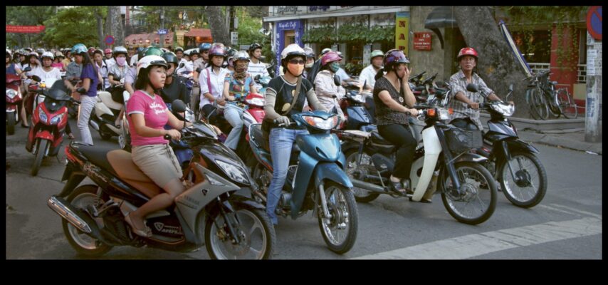 Εξερευνήστε τους δρόμους της πόλης με κομψές και ευέλικτες μοτοσυκλέτες