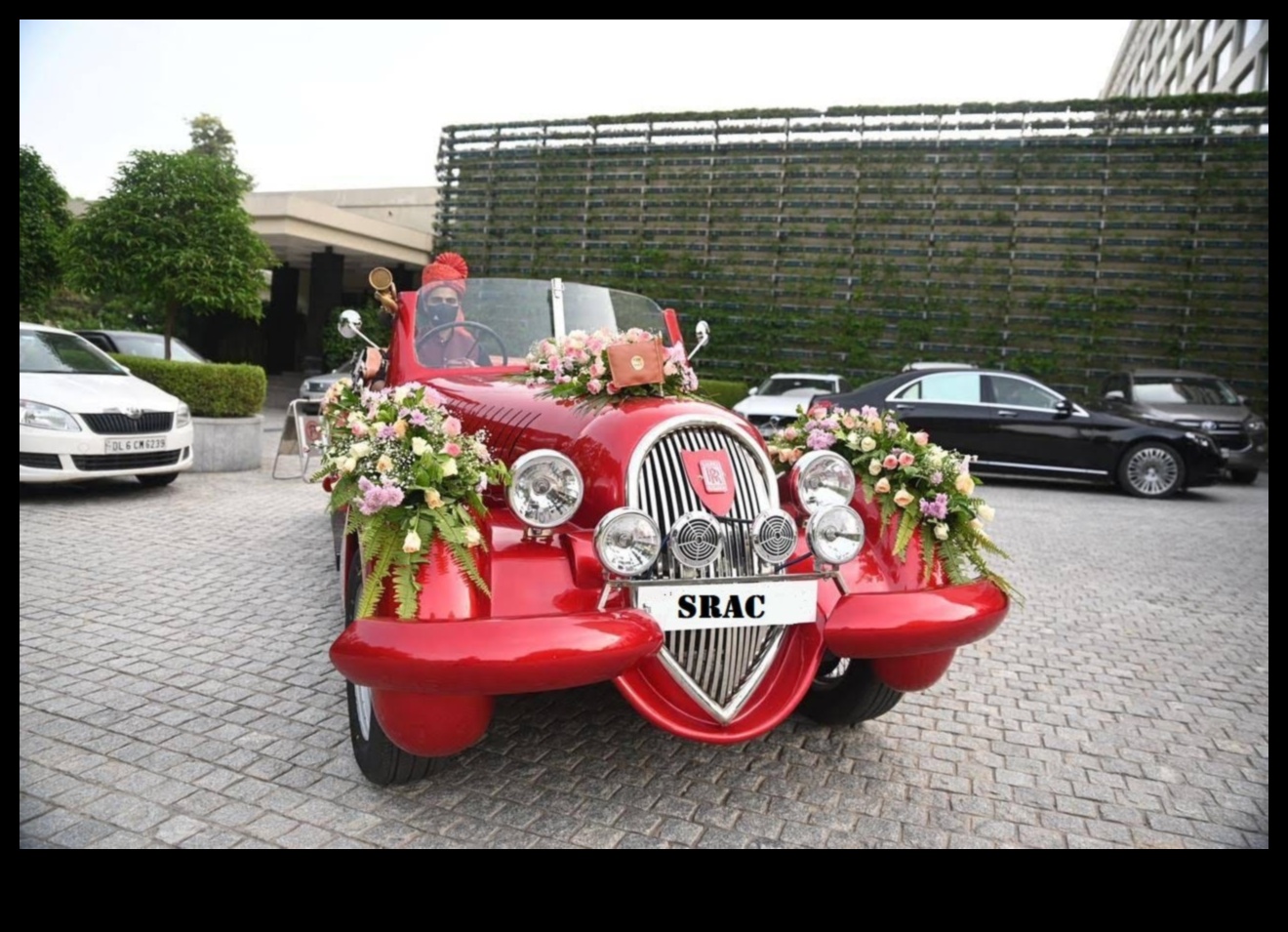 Vintage Wheels Μια διαχρονική κομψότητα 3 Wheels of Yore: Vintage Cars and Bikes που αντηχούν τη διαχρονική κομψότητα