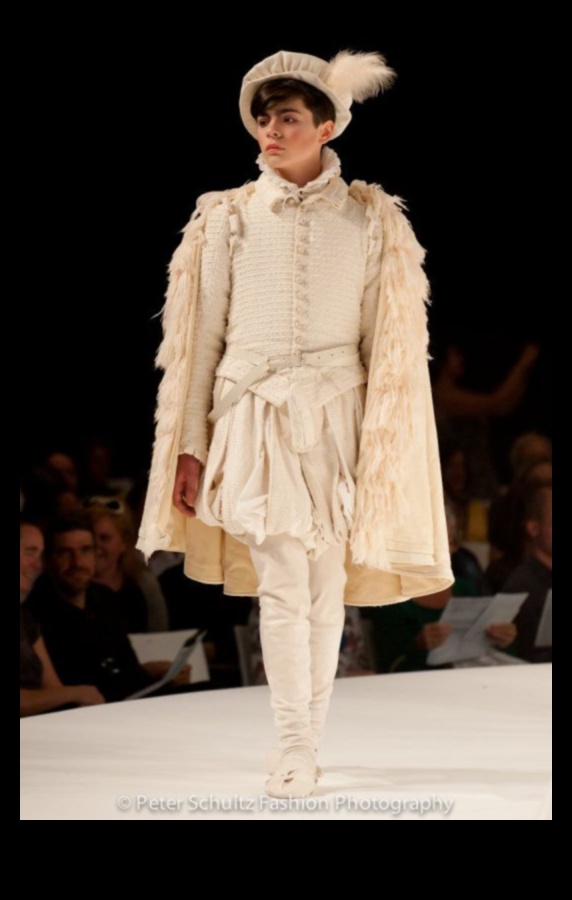 Historical Haute: Vintage ρούχα που ζωντανεύουν το παρελθόν της μόδας