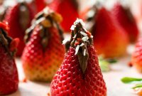 Paleo Chocolate Mousse–Stuffed Strawberries Recipe