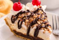 No-Bake Banana Split Pie Recipe for Summer Desserts