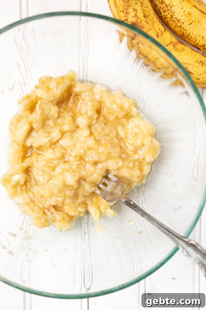 4-Ingredient Peanut Butter Banana Oatmeal Cookies Recipe 2 img 11798 3