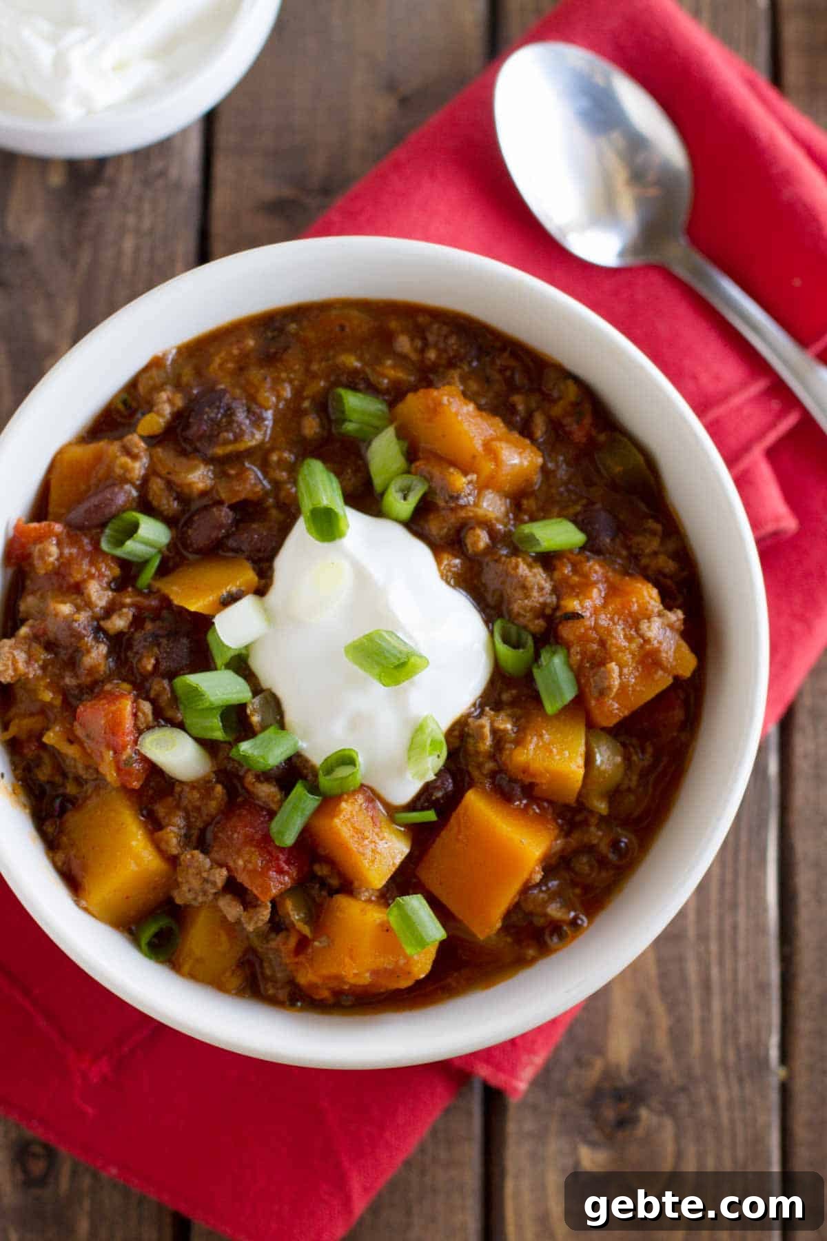 Butternut squash, black beans, and ground beef star in this flavor packed Butternut Squash Chili with Beef. Bowl of chili made with butternut squash, beans, and ground beef.