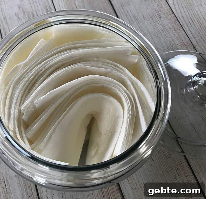 Easy all-natural essential oil cleaning wipes for kitchen counters, shopping carts, sinks, mold & mildew, bathrooms, stainless steel & more. all natural and toxic way to clean, disinfect, and sanitize. made with lemon essential oil, tea tree (melaleuca) essential oil, and eucalyptus essential oil. #essentialoilrecipe #essentialoilcleaning #essentialoilDIY