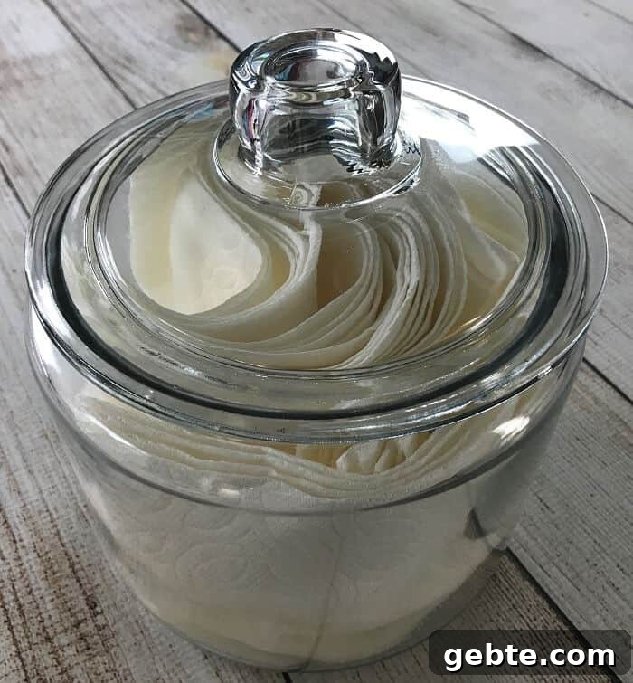 Easy all-natural essential oil cleaning wipes for kitchen counters, shopping carts, sinks, mold & mildew, bathrooms, stainless steel & more. all natural and toxic way to clean, disinfect, and sanitize. made with lemon essential oil, tea tree (melaleuca) essential oil, and eucalyptus essential oil. #essentialoilrecipe #essentialoilcleaning #essentialoilDIY