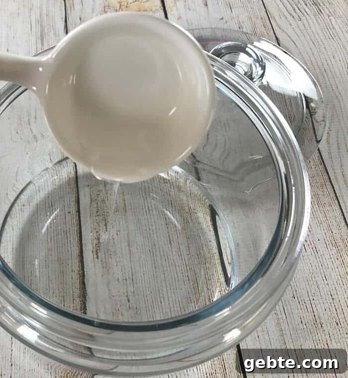 Easy all-natural essential oil cleaning wipes for kitchen counters, shopping carts, sinks, mold & mildew, bathrooms, stainless steel & more. all natural and toxic way to clean, disinfect, and sanitize. made with lemon essential oil, tea tree (melaleuca) essential oil, and eucalyptus essential oil. #essentialoilrecipe #essentialoilcleaning #essentialoilDIY