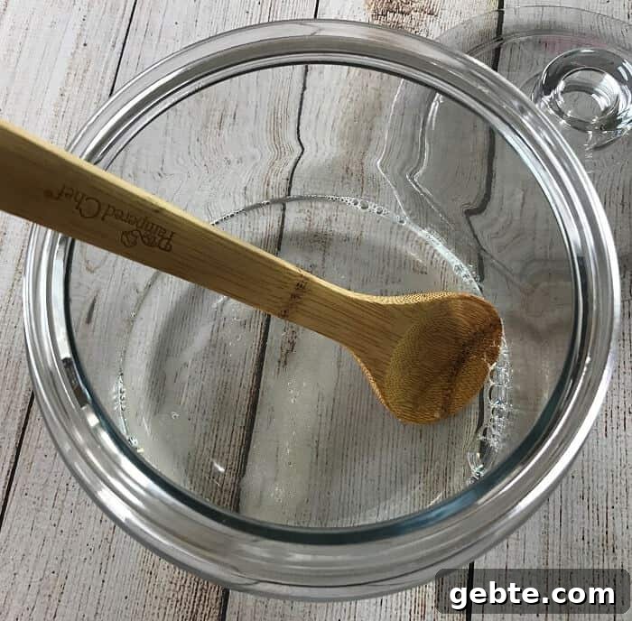 Easy all-natural essential oil cleaning wipes for kitchen counters, shopping carts, sinks, mold & mildew, bathrooms, stainless steel & more. all natural and toxic way to clean, disinfect, and sanitize. made with lemon essential oil, tea tree (melaleuca) essential oil, and eucalyptus essential oil. #essentialoilrecipe #essentialoilcleaning #essentialoilDIY