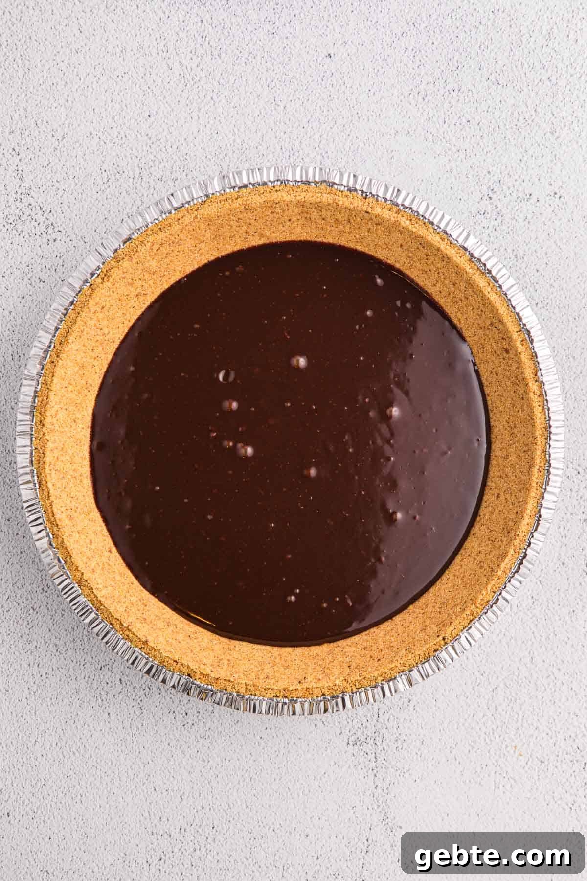Graham cracker pie crust filled with a layer of chocolate.