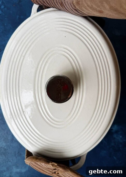 Dutch oven with closed lid